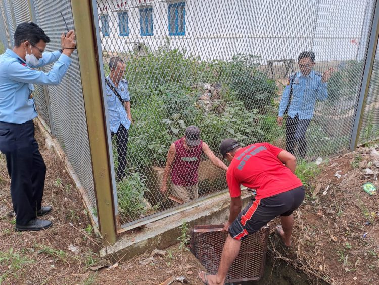 Petugas Rutan Kotabumi Kontrol Keliling Upaya Deteksi Dini Gangguan Keamanan dan Ketertiban