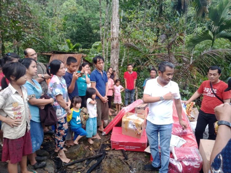 Bupati Nias Serahkan Bantuan Sosial Kepada Korban Kebakaran Rumah