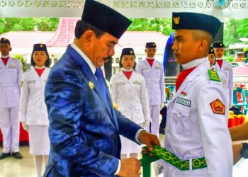Bupati Nias Barat Kukuhkan Pasukan Pengibar Bendera Pusaka (Paskibraka)