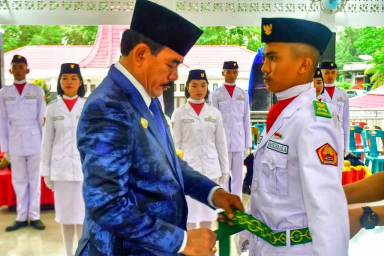 Bupati Nias Barat Kukuhkan Pasukan Pengibar Bendera Pusaka (Paskibraka)