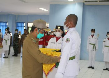 Bupati Nias Kukuhkan Pasukan Pengibar Bendera Pusaka (Paskibraka)