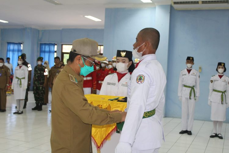Bupati Nias Kukuhkan Pasukan Pengibar Bendera Pusaka (Paskibraka)