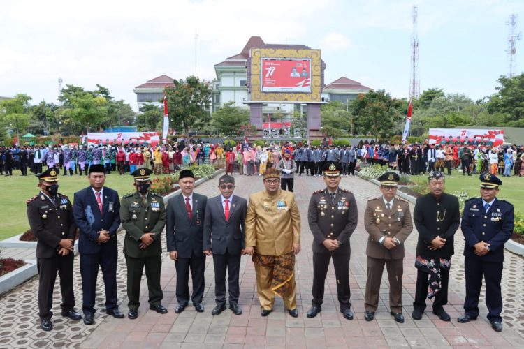 Kapolres Probolinggo Hadiri Upacara Detik-Detik Proklamasi Kemerdekaan RI ke-77 di Alun-Alun Kraksaan