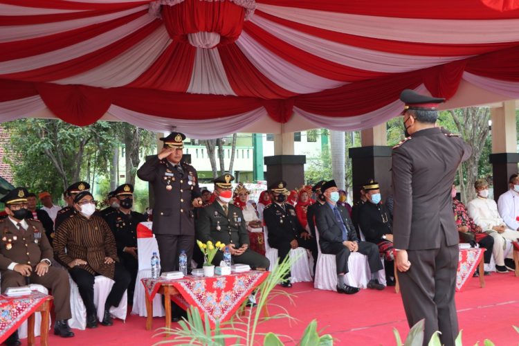 Kapolres Probolinggo Pimpin Upacara Penurunan Bendera Merah Putih Pada Hari Kemerdekaan RI Ke-77