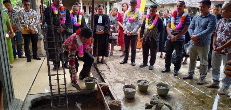 Bupati Nias Barat Hadiri Peletakan Batu Pertama Pembangunan Gereja Dan Penempatan Rumah Dinas Pendeta ONKP Simaeasi