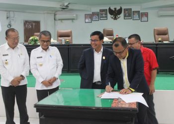 Bupati Nias Sampaikan Nota Penjelasan Keuangan RANPERDA Kabupaten Nias