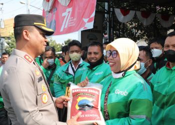 Polres Kendal Bersama Mahasiswa Berikan 500 Paket Sembako Ke Masyarakat Terdampak Kenaikan BBM