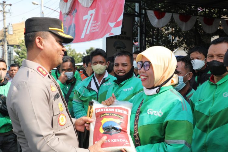 Polres Kendal Bersama Mahasiswa Berikan 500 Paket Sembako Ke Masyarakat Terdampak Kenaikan BBM
