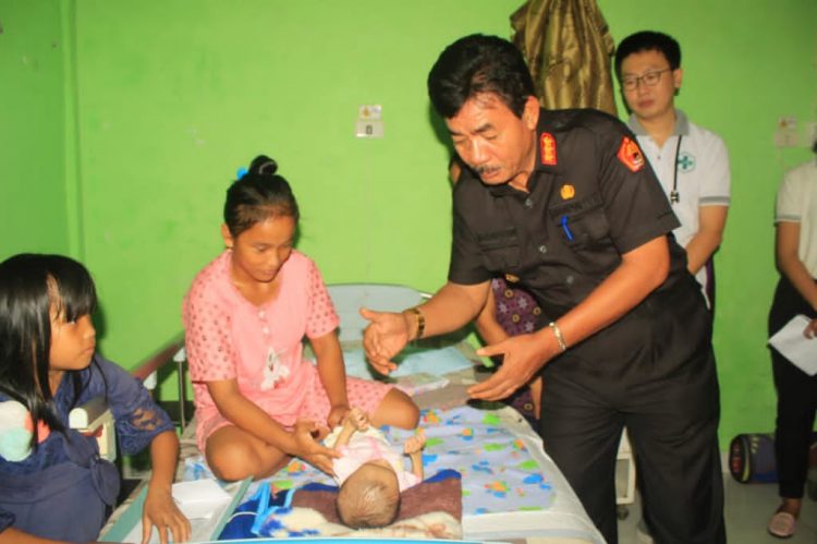 Bupati Nias Barat Pantau Kondisi Bayi Penderita Gizi Buruk