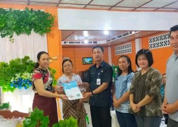 Dukcapil Nias Melayat dan Serahkan Akta Kematian Atas Meninggalnya Niatmansyah