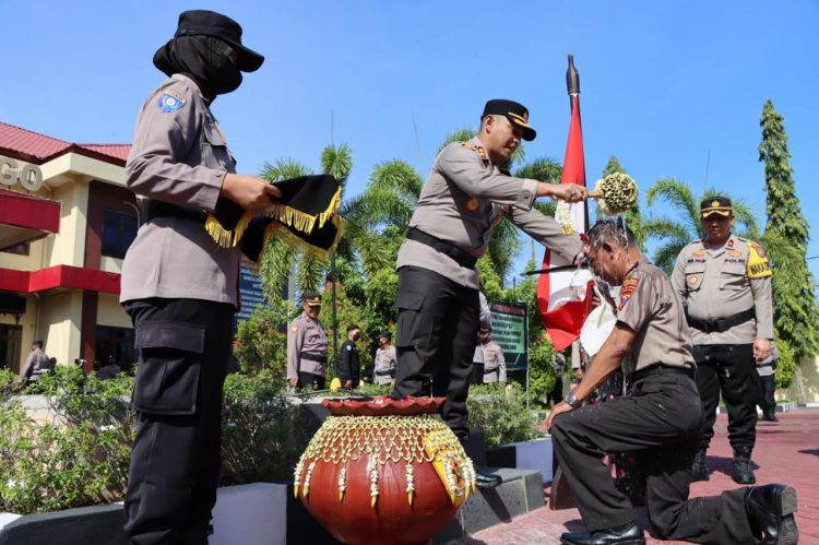 Kapolres Probolinggo Pimpin Upacara Korp Kenaikan Pangkat Pengabdian Serta Berikan Penghargaan Terhadap Anggota Polri dan Masyarakat Berprestasi
