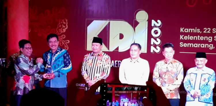 Bupati Nias Barat Terima Penghargaan Kepala Daerah Inovatif 2022