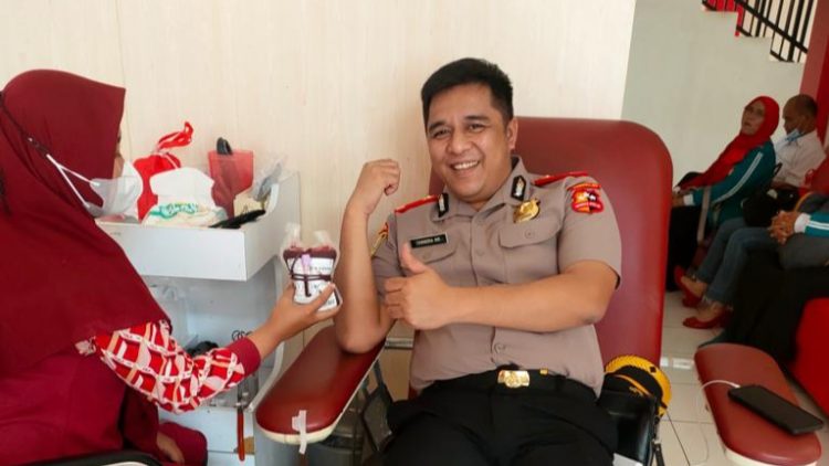 Kompol Chandra Mata Rohansyah Donorkan Darah Bantu Stok PMI
