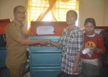 Bupati Nias Serahkan Bantuan Alat Perontok Padi/Power Threser Pada Kelompok Tani
