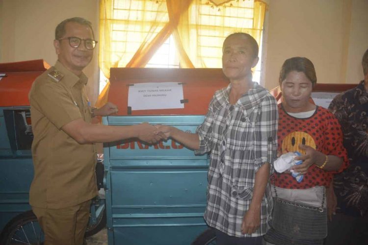 Bupati Nias Serahkan Bantuan Alat Perontok Padi/Power Threser Pada Kelompok Tani