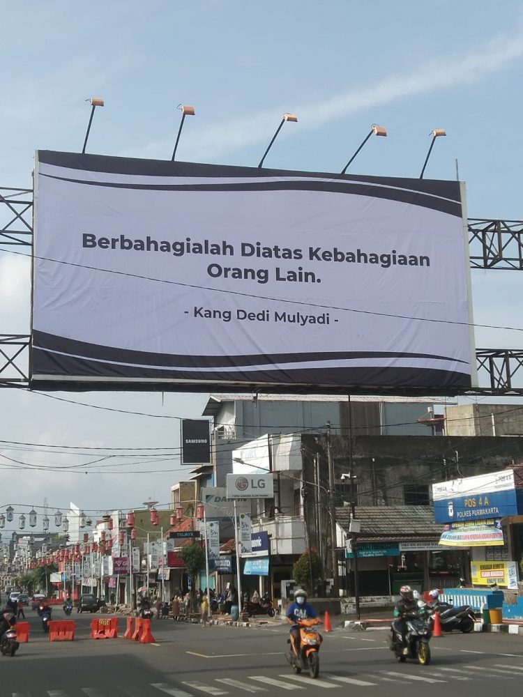 Perlu dipertanyakan Pemasangan billnoard Ukuran Raksasa,bayar Pajak kah???…