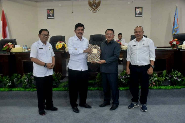 Bupati Nias Barat Sampaikan Nota Pengantar Dua Ranperda Kepada DPRD