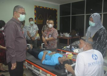 Sekda Kab. Nias Tinjau Operasi Katarak di RSUD dr. M. Thomsen Nias