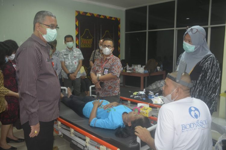 Sekda Kab. Nias Tinjau Operasi Katarak di RSUD dr. M. Thomsen Nias