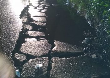 Akibat Jalan Rusak ” Dua Pengendara Sepeda Motor Terjatuh, Di Jalan Tipar raya kecamatan Jambe