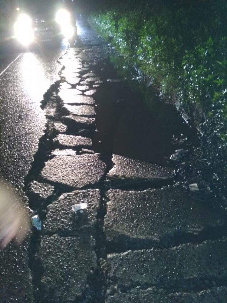 Akibat Jalan Rusak ” Dua Pengendara Sepeda Motor Terjatuh, Di Jalan Tipar raya kecamatan Jambe