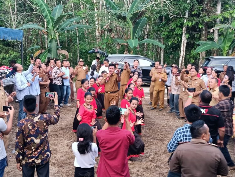 Masyarakat Mandrehe Utara Antusias Menyambut Kunjungan Kerja Bupati Nias Barat