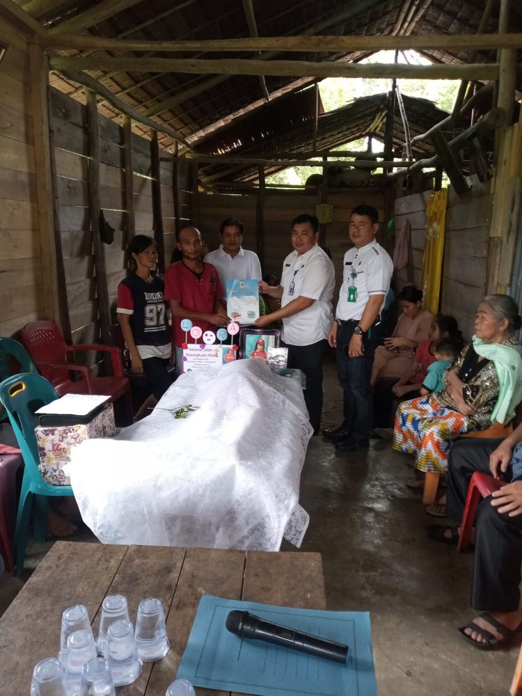 Disdukcapil Kab Nias Lakukan Pelayanan SAMATI Kepada Keluarga Duka Di Sōmi