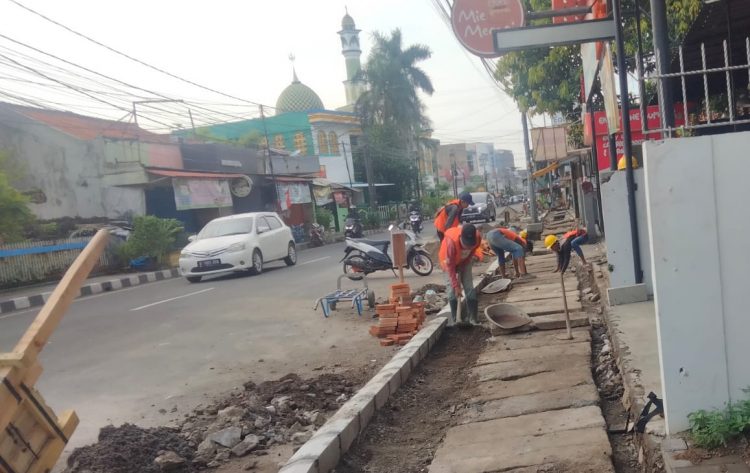 Berpotensi Jadi Temuan, Proyek Trotoar di Kisamaun Diduga Gunakan Material Bekas