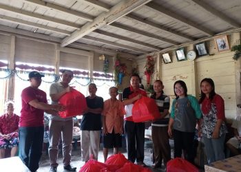 Pemkab Nias Salurkan Bansos Kepada Warga Kurang Mampu