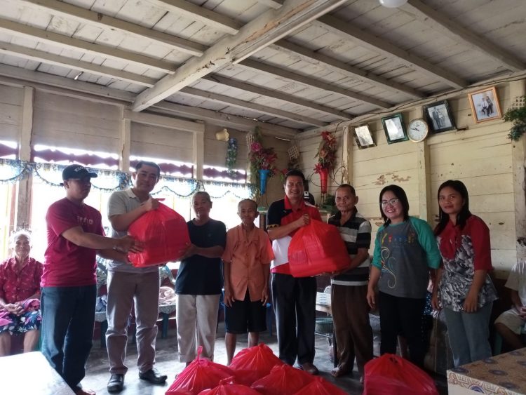 Pemkab Nias Salurkan Bansos Kepada Warga Kurang Mampu