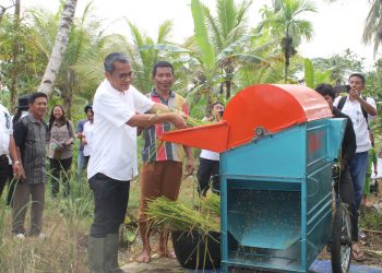Bupati Nias Serahkan Secara Langsung Alat Mesin Pertanian Kepada Kelompok Tani