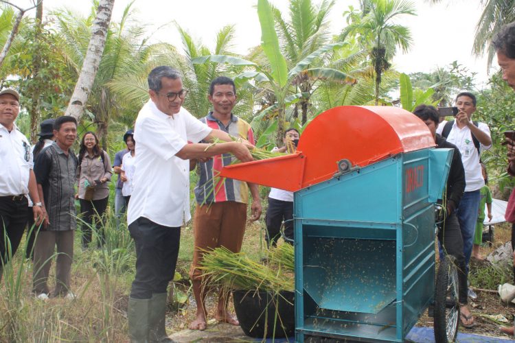 Bupati Nias Serahkan Secara Langsung Alat Mesin Pertanian Kepada Kelompok Tani