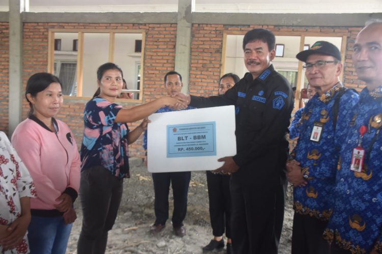 Bupati Nias Barat Salurkan BLT Dampak Inflasi Kepada 3.559 Orang Penerima Manfaat