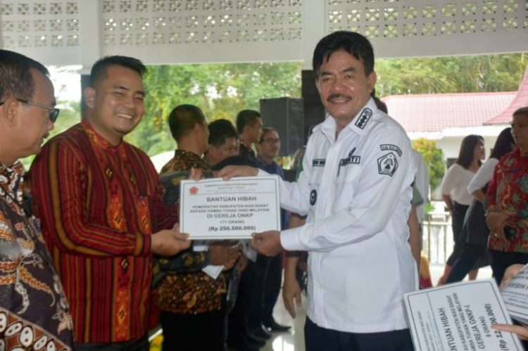Bupati Nias Barat Salurkan Bantuan Pelayanan Kepada Hamba Tuhan