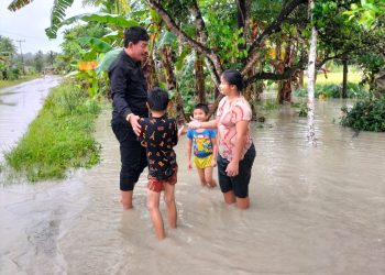 Bupati Khenoki Waruwu Pantau Kondisi Banjir Di Beberapa Lokasi Di Nias Barat