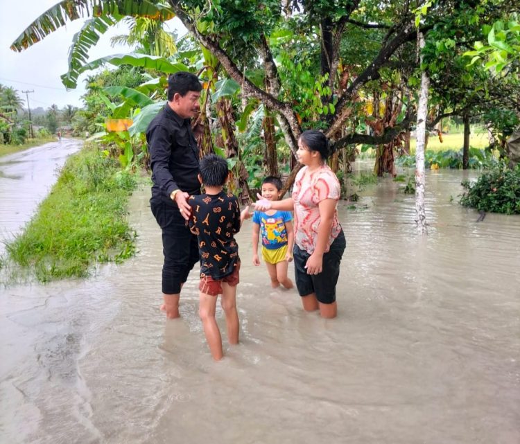 Bupati Khenoki Waruwu Pantau Kondisi Banjir Di Beberapa Lokasi Di Nias Barat