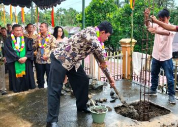Hadiri Peletakkan Batu Pertama Kantor Jemaat BNKP Fadoro, Bupati Nias Barat Harapkan Warga Jemaat Tingkatkan Kekompakkan