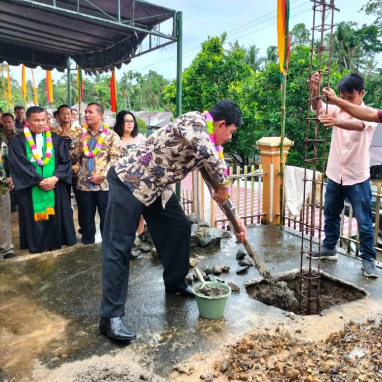 Hadiri Peletakkan Batu Pertama Kantor Jemaat BNKP Fadoro, Bupati Nias Barat Harapkan Warga Jemaat Tingkatkan Kekompakkan