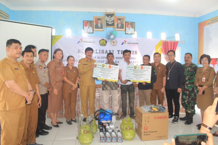 Bupati Khenoki Waruwu Bagikan 178 Unit Mesin Konversi Dari BBM Ke BBG Kepada Nelayan Di Sirombu