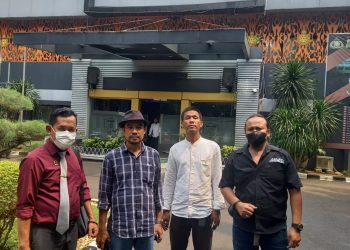 TIM PH KEMBALI MENDAMPINGI KORBAN DUGAAN IMVESTASI BODONG MENYERAHKAN 5 BENDEL BUKTI DAN 2 ORANG SAKSI KE KRIMSUS POLDA METRO JAYA