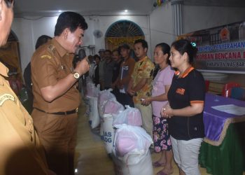 Bupati Nias Barat Salurkan Bantuan Kepada Korban Bencana Banjir Dan Tanah Longsor