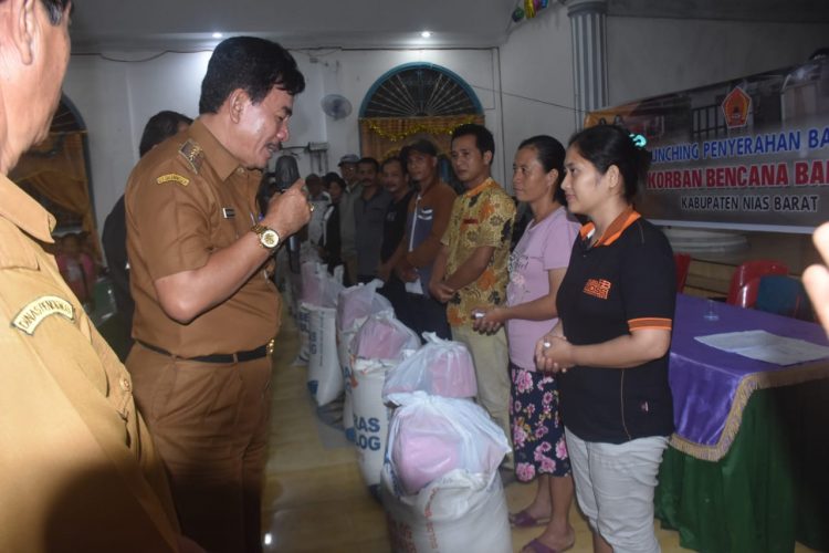 Bupati Nias Barat Salurkan Bantuan Kepada Korban Bencana Banjir Dan Tanah Longsor