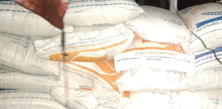 Pemkab Nias Barat Telah Menyalurkan 20 Ton Beras Kepada 400 KK Korban Bencana Banjir Dan Tanah Longsor