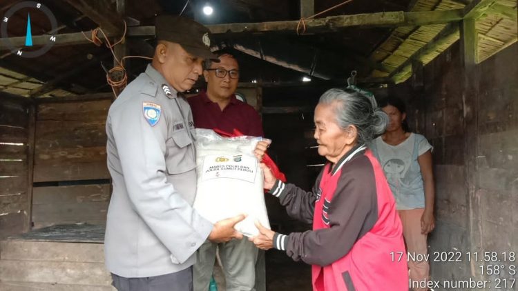 Bhabinkamtibmas Polsek Gidō Salurkan Tali Asih Kapolri dan Kapolda Sumut