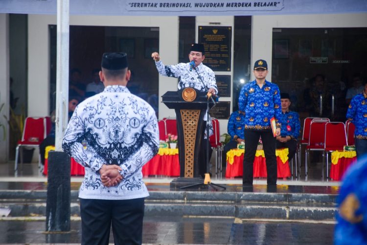 Bupati Nias Barat Khenoki Waruwu Jadi Pembina Upacara Hari Guru Nasional Dan HUT PGRI