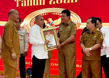 Bupati Nias Barat Terima Hadiah Kejuaraan Lomba Inovasi Daerah Provinsi Sumatera Utara Tahun 2022