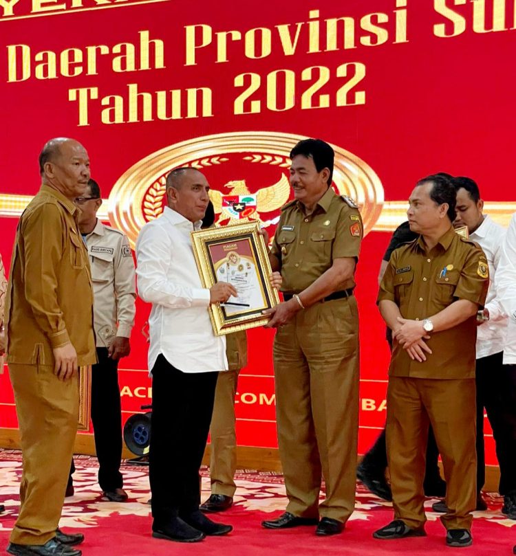 Bupati Nias Barat Terima Hadiah Kejuaraan Lomba Inovasi Daerah Provinsi Sumatera Utara Tahun 2022