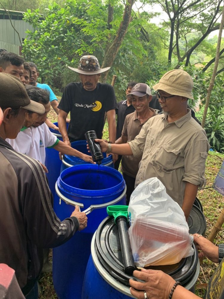 Kolaborasi Pembuatan Infrastruktur Program Olah Gulma eceng Jadi Humus Aktif dan Enzymatic