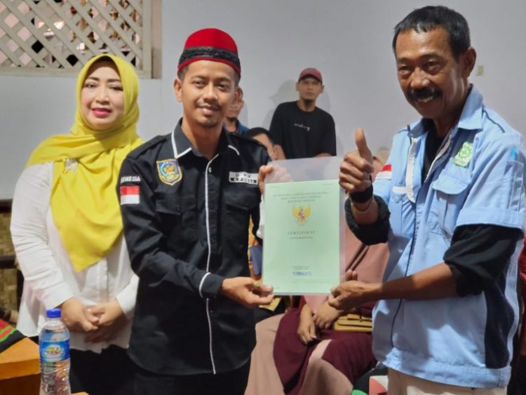 Hari ini Kepala Desa Sukajaya Bagikan Sertifikat Warganya, Masyarakat Merasa Terbantu