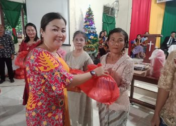 Hadiri Perayaan Natal Gereja AMIN Wilayah VI, Dewia Zebua Berikan Tali Asih Kepada Janda